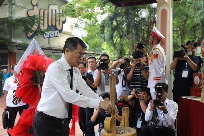 Ủy viên Bộ Chính trị, Thủ tướng Chính phủ Lê Minh Hưng dâng hương, dâng hoa các anh hùng liệt sĩ.