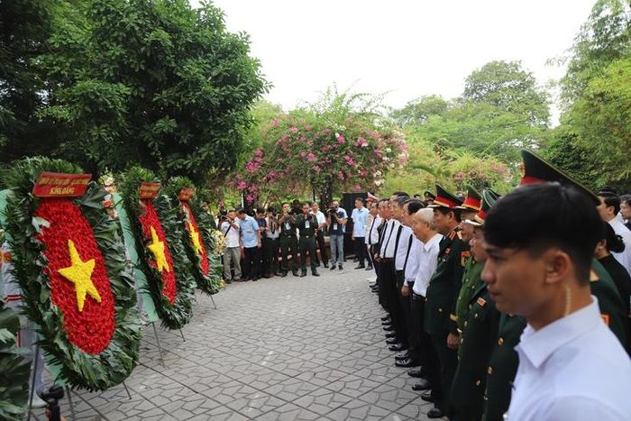 Lãnh đạo, nguyên lãnh đạo Đảng, Nhà nước dâng hoa, dâng hương tưởng niệm cố Tổng Bí thư Trần Phú và các Anh hùng liệt sĩ.