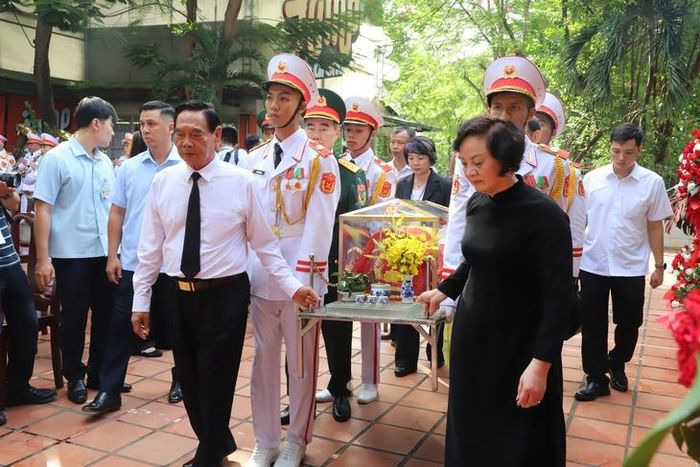 Di quan các anh hùng liệt sĩ vào nhà tưởng niệm. Ảnh: P.Thương.
