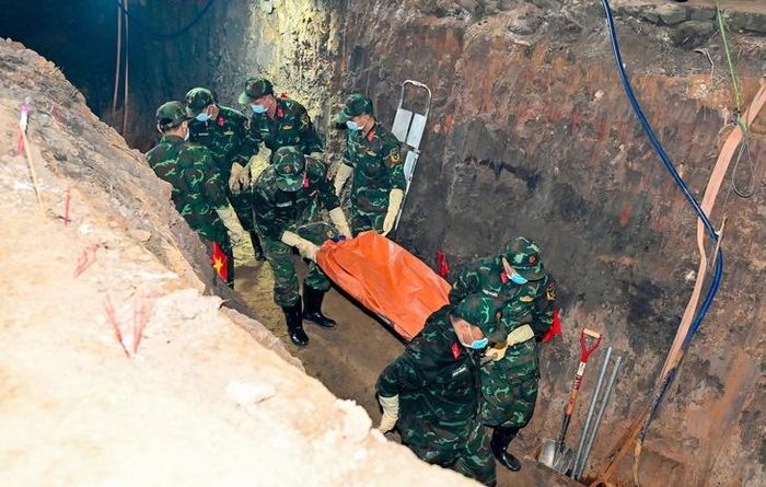 Công tác tìm kiếm hài cốt liệt sĩ tại Công viên Lê Thị Riêng. Ảnh: P.Thương.