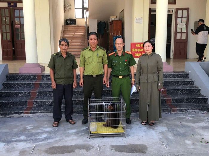 Công an xã Lai Khê tiếp nhận cá thể khỉ mặt đỏ do người dân tự nguyện giao nộp. Ảnh: Cơ quan Công an.