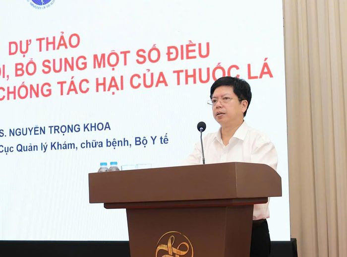 TS.BS Nguyễn Trọng Khoa - Phó Cục trưởng Cục Quản lý Khám chữa bệnh, thành viên tổ soạn thông tin về dự thảo Luật sửa đổi, bổ sung một số Điều của Luật Phòng chống tác hại của thuốc lá tại hội thảo.
