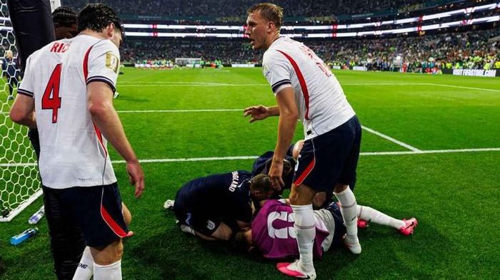 Khoảnh khắc Jordan Henderson ngã gãy tay do vấp phải biển quảng cáo khi cố gắng tiến gần khán đài của các CĐV ĐT Anh. Video: WestHamPlace/X