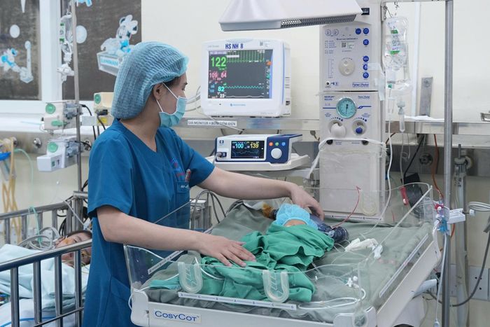 Bệnh nhi được các y bác sĩ Khoa Hồi sức Ngoại nhi tiếp tục điều trị, chăm sóc.