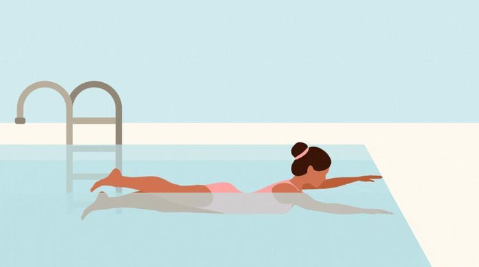 Cách thực hiện bài tập đá chân kiểu kéo cắt. Ảnh EH.