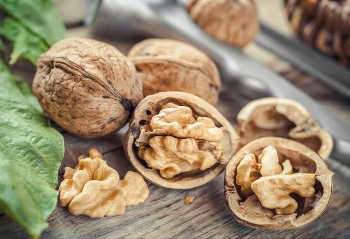 Hạt óc chó thực sự có khả năng giúp giảm gan nhiễm mỡ hiệu quả nhờ vào hàm lượng dinh dưỡng vượt trội và các hợp chất chống viêm tự nhiên.