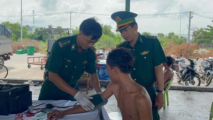 Các thuyền viên được thăm khám sức khỏe.