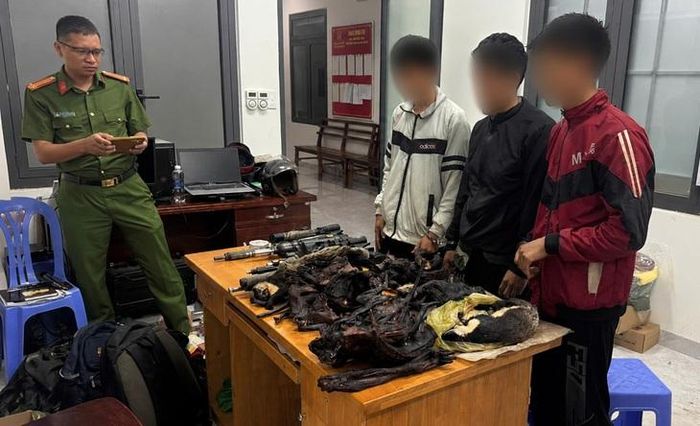 Các đối tượng cùng tang vật tại cơ quan công an. Ảnh: CALĐ.