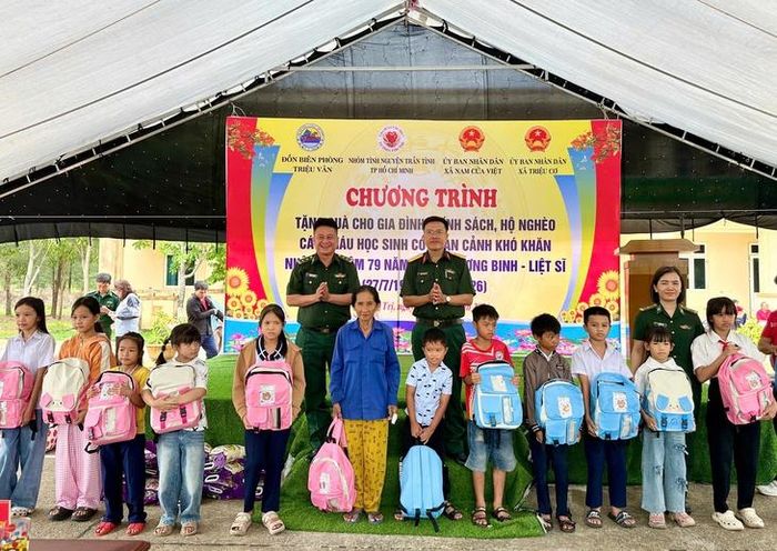 Ban tổ chức trao quà cho học sinh nghèo vượt khó và các cháu trong Chương trình “Nâng bước em tới trường - Con nuôi đồn Biên phòng” (ảnh: BĐBPQT).