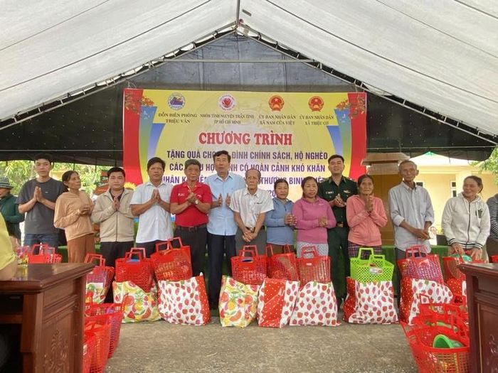 Ban tổ chức trao quà cho các hộ gia đình chính sách, hộ nghèo (ảnh: BĐBPQT).