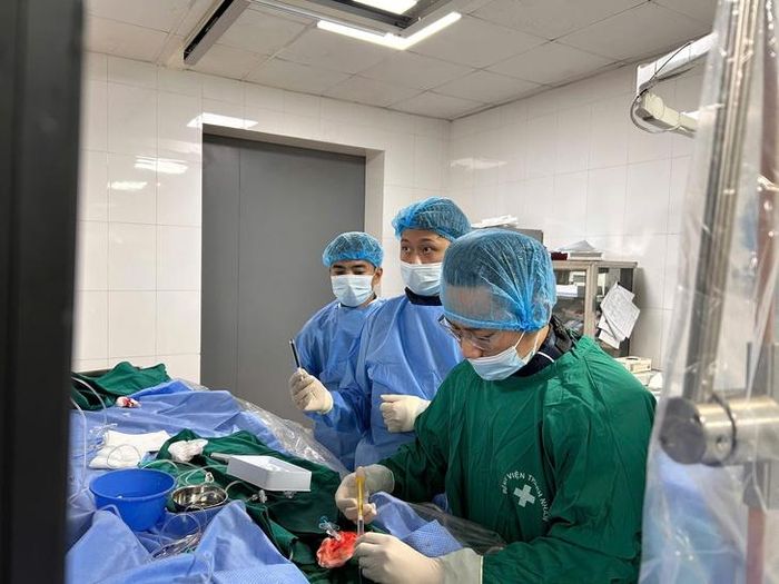 Ê - kíp Đơn nguyên Can thiệp mạch lựa chọn kỹ thuật đặt stent đổi hướng dòng chảy (Flow Diverter) để điều trị phình mạch máu não cho bệnh nhân.