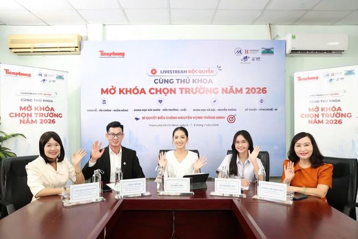  Các chuyên gia giáo dục cùng Hoa hậu Hà Trúc Linh lần lượt giải đáp từng thắc mắc của các bạn 2K8 gửi về cho chương trình livestream độc quyền "Cùng thủ khoa mở khóa chọn trường 2026" do Báo Tiền Phong thực hiện. 