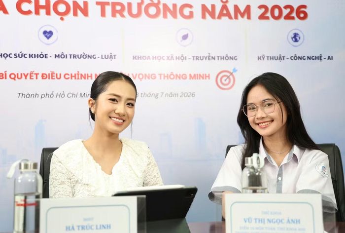  Hoa hậu Hà Trúc Linh cùng bạn Vũ Thị Ngọc Ánh - Thủ khoa khối A00 Trường THPT Trần Hưng Đạo (Lâm Đồng) với 27,75 điểm. 