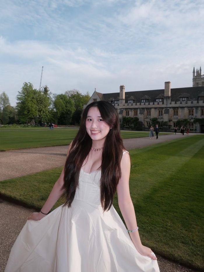 Jenny Huỳnh truyền cảm hứng bởi con đường học vấn ấn tượng và lối sống tích cực.