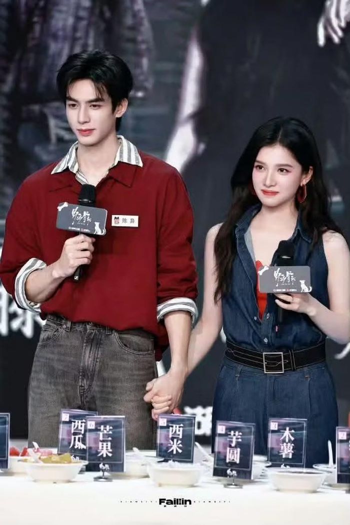 Tống Uy Long và Trương Tịnh Nghi chênh nhau 17 cm.
