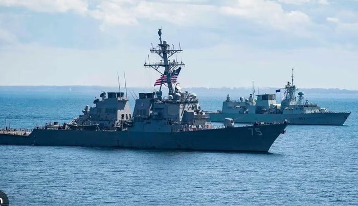 Ngoài lực lượng không quân, nhiều tàu chiến cũng tham gia tìm kiếm, gồm khu trục hạm USS Ross, USS Donald Cook, USS Higgins, USS Mason và USS John Finn.