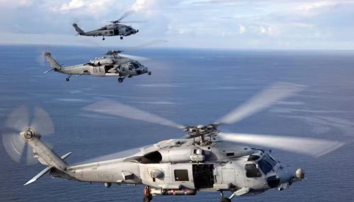 Sự cố xảy ra vào sáng 1/7 khi trực thăng hải quân MH-60S Seahawk cất cánh từ tàu sân bay USS George H.W. Bush phải hạ cánh khẩn xuống biển Arab.