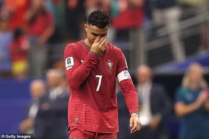 Ronaldo bật khóc