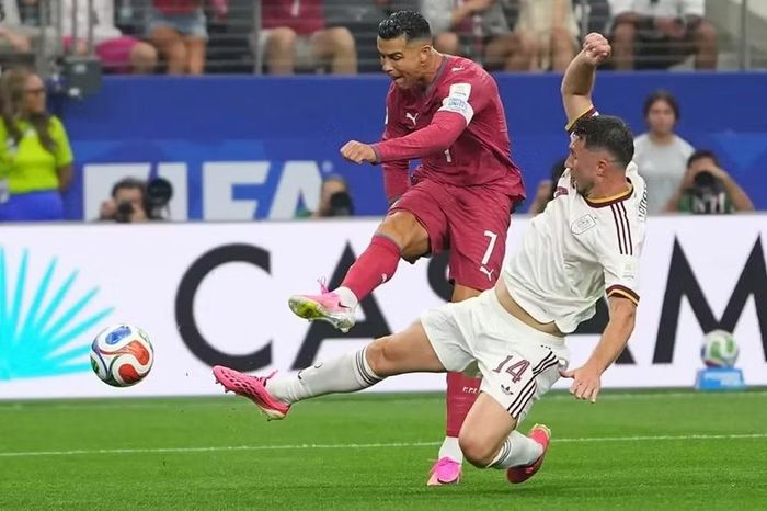 Ronaldo thi đấu đầy nỗ lực, liên tục di chuyển và tìm kiếm khoảng trống trước hàng phòng ngự được tổ chức kín kẽ của La Roja