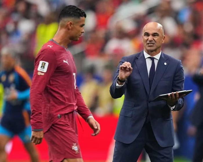 HLV Roberto Martinez trao đổi với Ronaldo ở giờ nghỉ