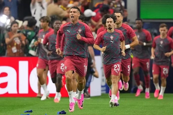 Cristiano Ronaldo bước ra sân khởi động với ánh mắt đầy quyết tâm, trong trận đấu quan trọng để tiếp tục nuôi giấc mơ vô địch World Cup