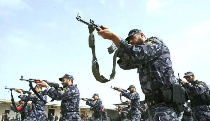 Tuy nhiên, việc chuyển sang giai đoạn hai vẫn bế tắc khi Israel yêu cầu Hamas giải giáp vũ khí và quân đội nước này rút dần khỏi Gaza, trong khi Hamas cho rằng cần thành lập một chính quyền Palestine trước khi xem xét vấn đề giải giáp.