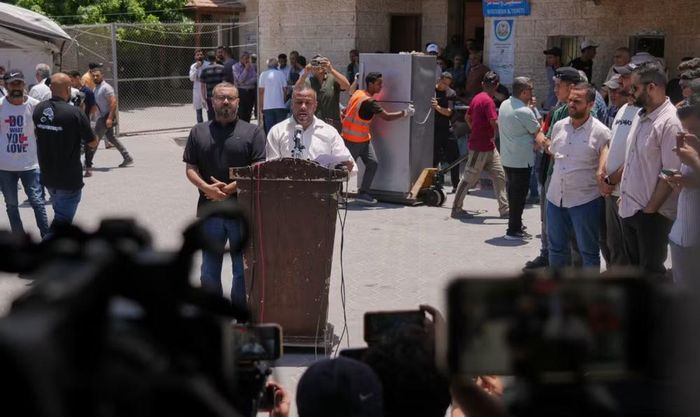 Ông Ismail al-Thawabta, người đứng đầu cơ quan truyền thông của Hamas, cho biết Chủ tịch Ủy ban Khẩn cấp ông Mohammed al-Farra đã nộp đơn từ chức, đồng thời quyết định giải thể cơ quan này nhằm tạo điều kiện cho quá trình chuyển giao quyền quản lý sang Ủy ban Quốc gia về Quản lý Gaza (NCAG).