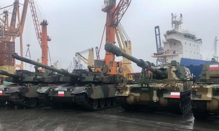 Mặc dù sử dụng các linh kiện từ Ba Lan, việc lắp ráp pháo tự hành theo hợp đồng này vẫn sẽ diễn ra tại Hàn Quốc. Trong khi đó, ngành công nghiệp Ba Lan sẽ dần nắm vững việc sản xuất các linh kiện và cụm lắp ráp khác nhau, cũng như đạn pháo dành cho nó.