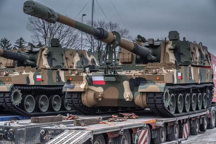 Tờ Defense Express lưu ý rằng hợp đồng thứ hai chỉ bao gồm 6 tổ hợp thuộc phiên bản K9A1. Trong khi đó, 146 hệ thống còn lại sẽ thuộc phiên bản K9PL với một số khác biệt về cấu hình theo yêu cầu của Quân đội Ba Lan.