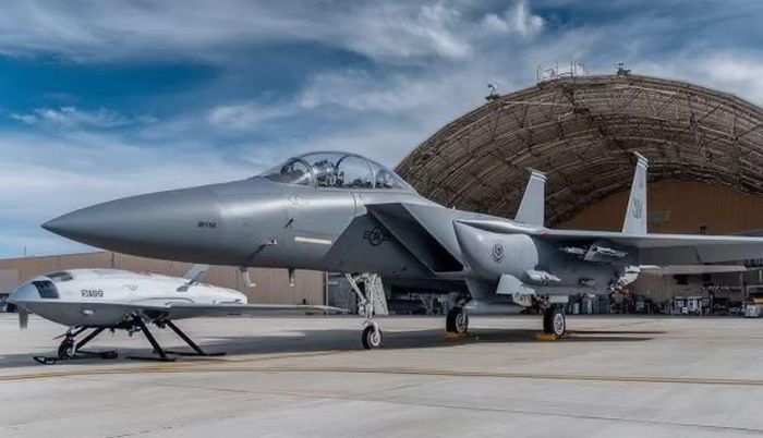 Boeing cũng đang chế tạo phiên bản Block 2, trước khi phát triển Block 3 với sải cánh lớn hơn, tải trọng cao hơn và khoang vũ khí trong thân có thể mang tên lửa không đối không AIM-120 AMRAAM hoặc 2 bom đường kính nhỏ GBU-39/B.