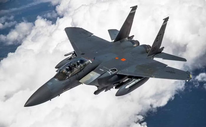 Từ khi chương trình F-15EX được khởi động, Boeing đã nhiều lần giới thiệu các bản thiết kế cho thấy máy bay này có thể điều khiển các máy bay chiến đấu không người lái.