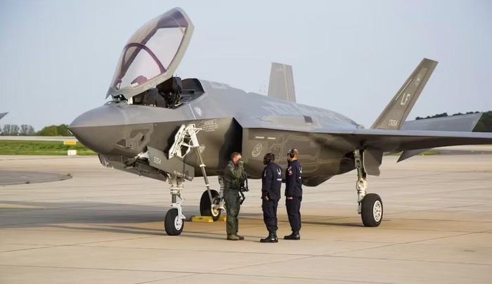Máy bay chiến đấu F-35B sử dụng cấu hình cất cánh ngắn, hạ cánh thẳng đứng, phù hợp với tàu sân bay lớp Queen Elizabeth.