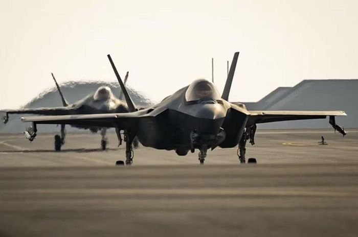 Hiện Không quân Hoàng gia Anh và Hải quân Hoàng gia Anh đang khai thác 47 máy bay chiến đấu F-35B Lightning II tại căn cứ RAF Marham thông qua Lực lượng Lightning tích hợp.