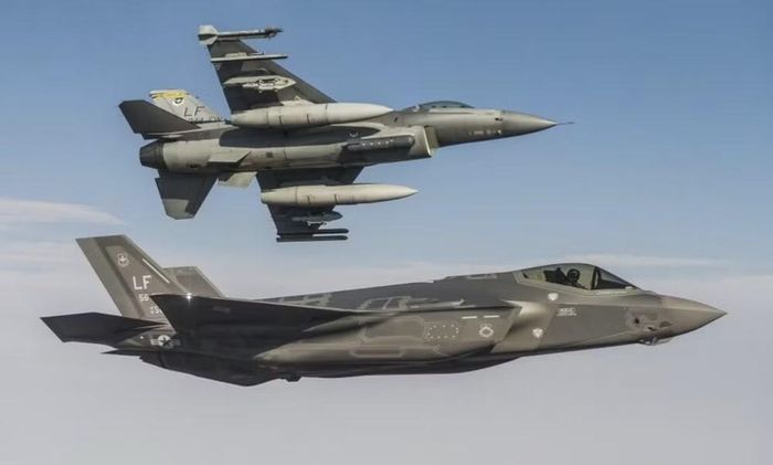 Không giống máy bay chiến đấu F-35B đang phục vụ trên các tàu sân bay của Hải quân Hoàng gia Anh, máy bay chiến đấu F-35A được thiết kế để hoạt động từ đường băng thông thường.