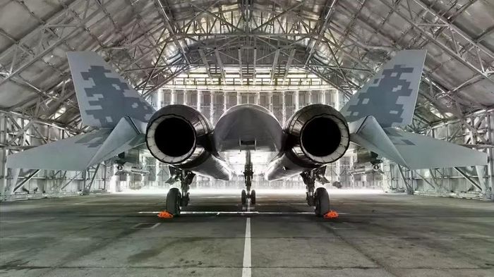 Chỉ vài ngày trước, một bức ảnh về tiêm kích Su-57 trong "cấu hình chống máy bay không người lái" cũng xuất hiện. Chiến đấu cơ này được trang bị 4 tên lửa không đối không tầm ngắn R-73/74 trên giá treo ngoài, và một khí tài có mục đích chưa rõ dưới động cơ bên trái.