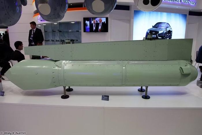 Theo trang TWZ, bên dưới động cơ bên trái của Su-57 đang treo một thùng chứa thiết bị quang điện tử loại 101KS-N, về mặt lý thuyết sẽ được sử dụng để phá hủy không chỉ các mục tiêu trên mặt đất mà còn cả vật thể bay nhỏ, chẳng hạn như máy bay không người lái.
