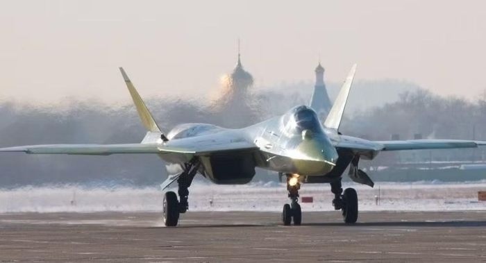 Số lượng Su-57 đang phục vụ trong Không quân Nga ước tính khoảng 20 chiếc, và có lẽ Moskva không muốn sử dụng chúng cho nhiệm vụ nguy hiểm, tối đa chỉ là phóng tên lửa không đối không hoặc tên lửa hành trình Kh-59/69 ở cự ly khá xa so với chiến tuyến.