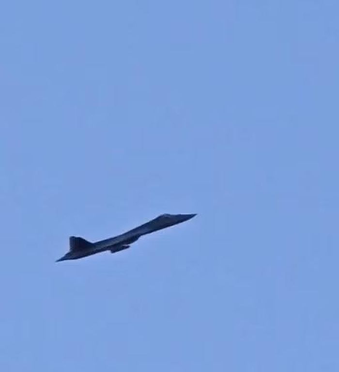 Cần lưu ý thêm, Su-57 có thể mang tên lửa không đối không tầm trung R-77 và tên lửa tầm xa R-37M để thực hiện những cuộc không chiến ngoài tầm nhìn với tiêm kích đối phương.