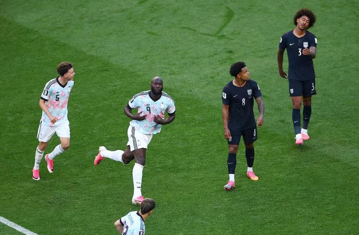 Romelu Lukaku của Bỉ ăn mừng bàn thắng thứ tư cùng Maxim De Cuyper. Nguồn: Reuters.