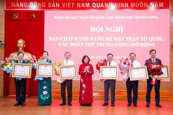 Chủ tịch Bùi Thị Minh Hoài trao tặng Huân chương Lao động Hạng Ba cho các tập thể, cá nhân đã có thành tích xuất sắc, tiêu biểu trong thực hiện Nghị quyết 18-NQ/TW. Ảnh: Quang Vinh.