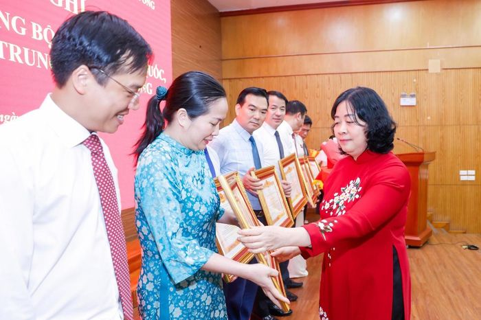 Chủ tịch Bùi Thị Minh Hoài trao tặng Bằng khen của Thủ tướng Chính phủ cho các tập thể, cá nhân đã có thành tích xuất sắc, tiêu biểu trong thực hiện Nghị quyết 18-NQ/TW. Ảnh: Quang Vinh.