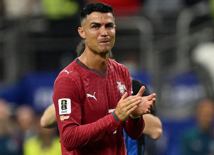 Ronaldo đã rơi nước mắt sau khi tiếng còi kết thúc trận đấu giữa Tây Ban Nha và Bồ Đào Nha vang lên. Bồ Đào Nha đã tuột mất cơ hội vào những phút cuối cùng của thời gian bù giờ. Nguồn: Reuters.