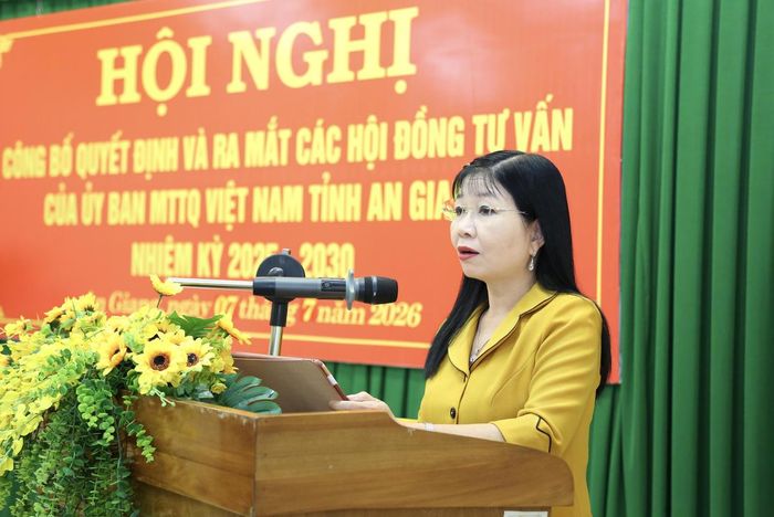 Bà Trần Thị Thanh Hương - Phó Bí thư Tỉnh ủy, Chủ tịch Ủy ban MTTQ Việt Nam tỉnh An Giang phát biểu tại hội nghị. Ảnh: Thanh Tiến