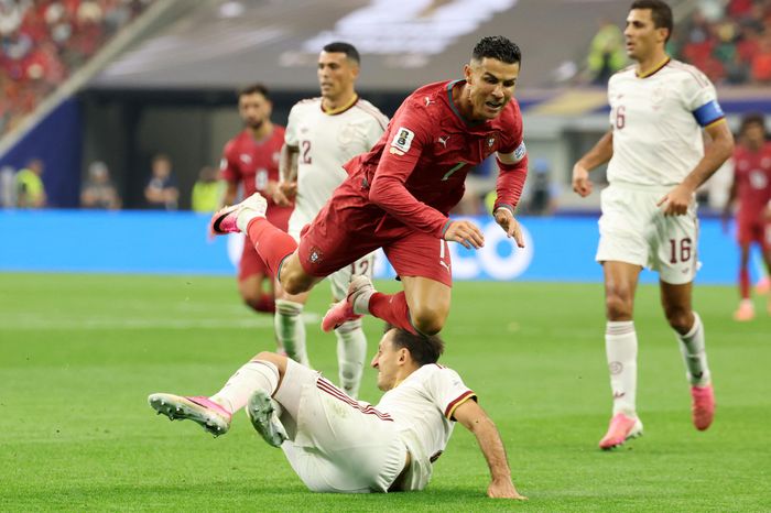  Tây Ban Nha không cắt cử bất kỳ hậu vệ nào theo sát Ronaldo. Tuy nhiên, hệ thống phòng ngự chặt chẽ của "La Roja" khiến CR7 không có nhiều cơ hội nhận bóng trong vùng cấm ở hầu hết thời gian thi đấu. 