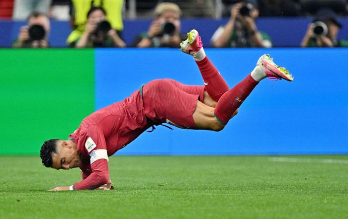  Ronaldo hoạt động nỗ lực, có thời điểm lùi về tận giữa sân để nhận bóng và triển khai lối chơi. Tuy nhiên, CR7 không thể mang lại yếu tố quan trọng nhất là bàn thắng cho đội nhà. 