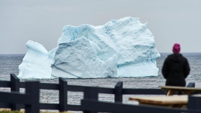  Tảng băng trôi gần bến cảng ở Pouch Cove, Newfoundland, Canada, vào tháng 5. Ảnh: Reuters. 