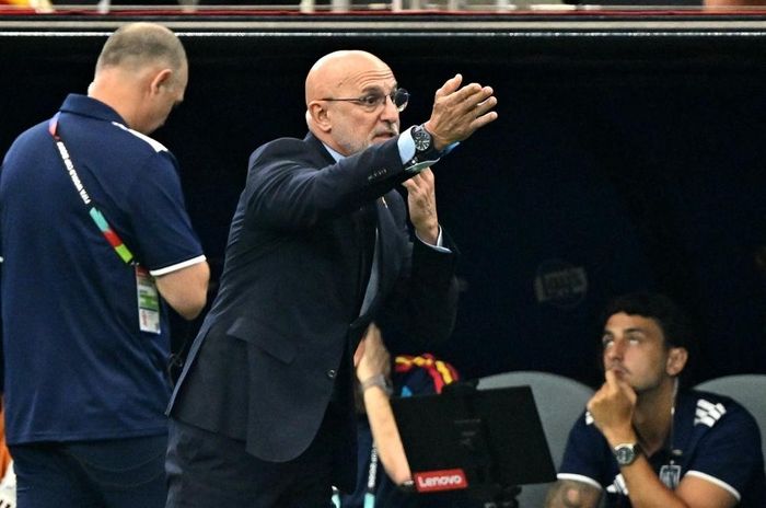  De la Fuente đổi trận, Martinez giữ Ronaldo quá lâu. 