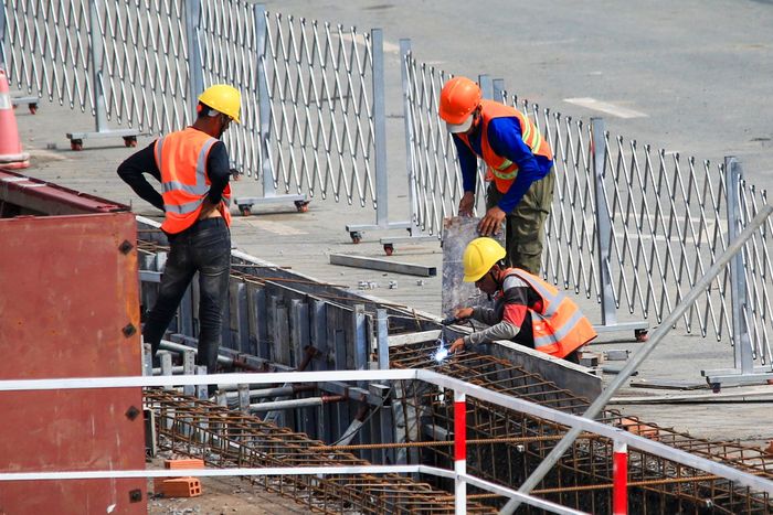 Để các máy TBM có thể vận hành, việc xây dựng và đào ga phải được triển khai đồng bộ. Trong đó, thi công tường vây là hạng mục kỹ thuật đầu tiên có vai trò tạo kết cấu bao che, bảo đảm an toàn và điều kiện thi công cho các bước tiếp theo. 