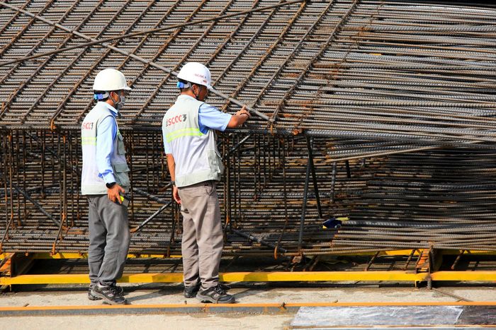  Tại ga ngầm ST10, tổng chiều dài tường vây dự kiến khoảng 534 m, thời gian thi công khoảng 6 tháng. Trong ảnh là các kỹ sư đang kiểm tra lồng thép phục vụ thi công tường vây tại nhà ga ngầm ST10 chiều 6/7. 