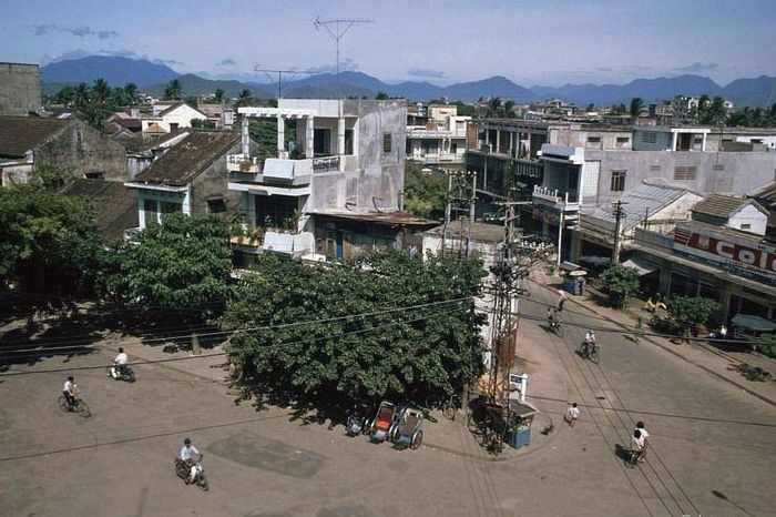 Góc đường Ông Ích Khiêm giao với Đỗ Quang nhìn từ cửa sổ khách sạn - nơi nam du khách lưu trú. Đường phố sạch sẽ, xích lô chở khách mỗi ngày đều đỗ sẵn trên vỉa hè. Du khách nội địa chủ yếu là cán bộ công tác, thăm thân, nghỉ mát ngắn ngày. Khách quốc tế chưa chiếm số đông như hiện tại. Thời điểm này, tỉnh Quảng Nam và Đà Nẵng vẫn đứng chung đơn vị hành chính, đến năm 1997 mới chia tách.